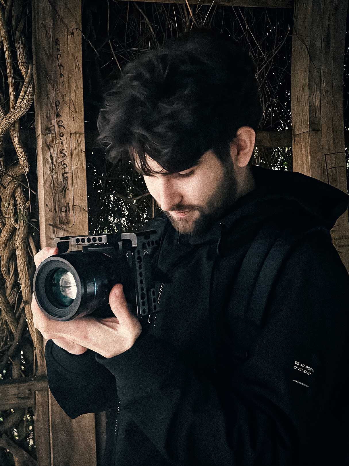 Photo du fondateur tenant une caméra